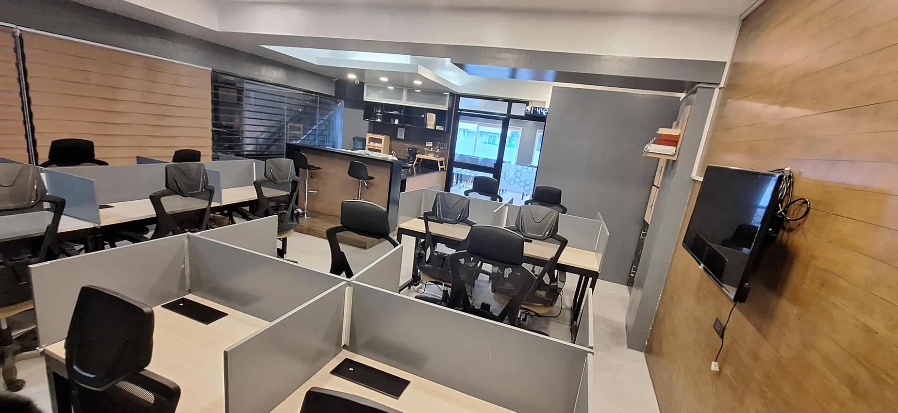 Desks and ergonomic chairs in the KahitSan Coworking inner area